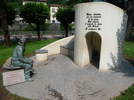 Monumento a Rampinelli, scultura in onore dell'aviatore Enrico Rampinelli in un parco verde.