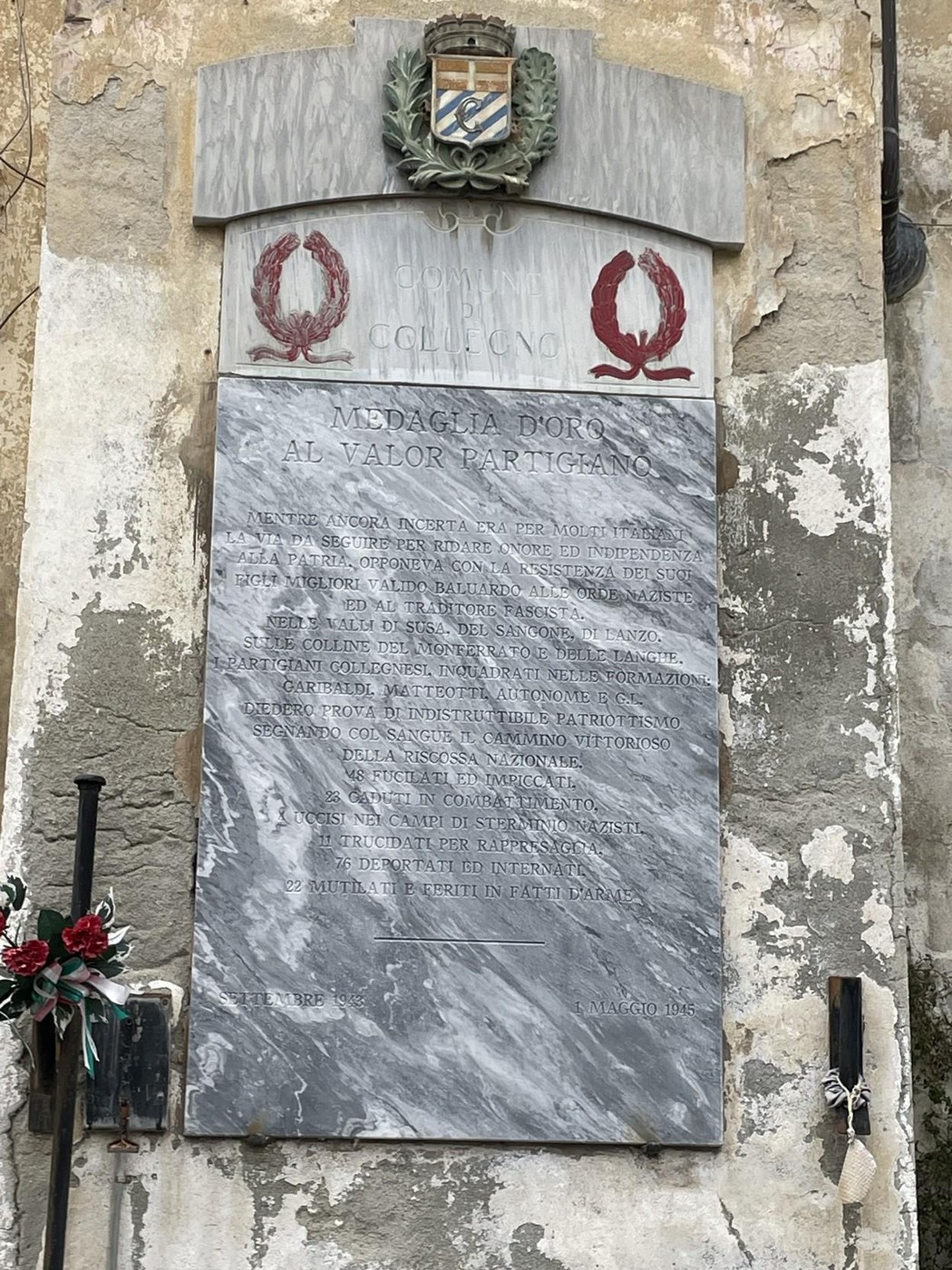 Lapide commemorativa dedicata ai partigiani della Resistenza a Collegno, in onore del loro coraggio e sacrificio.