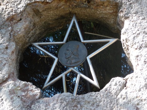 Monumento ai Partigiani al Colletto, con una stella metallica incastonata nella roccia, simbolo di memoria e resistenza.