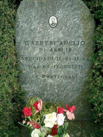 Cippo commemorativo di Carreri Adelio con decorazioni floreali e incisioni sulla pietra.