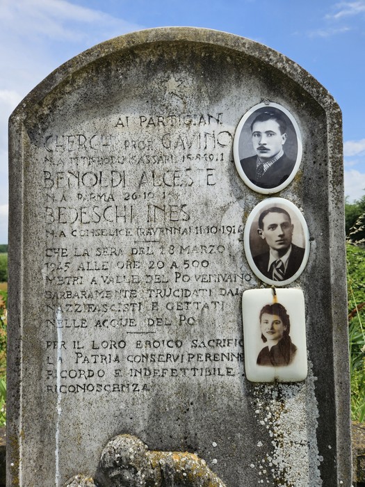 Cippo commemorativo con fotografie di Cipriano Cherchi, Benoldi e Bedeschi, in un ambiente naturale.