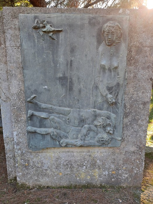 Rappresentazione artistica in bronzo del "Monumento ai Caduti", che onora le vittime di guerra.