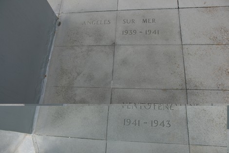 Monumento commemorativo con incisioni storiche dedicato ai caduti tra il 1939 e il 1943.