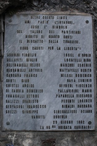 Lapide commemorativa dedicata ai caduti della 86a Brigata Garibaldi, situata in un contesto storico.