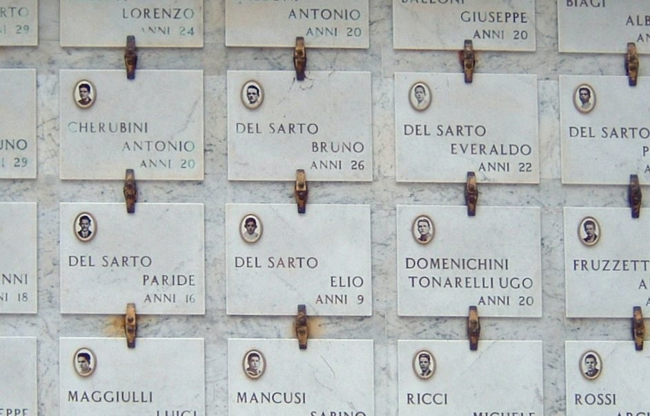 Ossario commemorativo delle vittime di Forno, con targhe commemorative e fotografie.