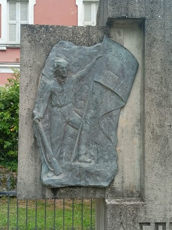 Monumento alla Resistenza con una scultura che celebra i partigiani e il loro impegno.
