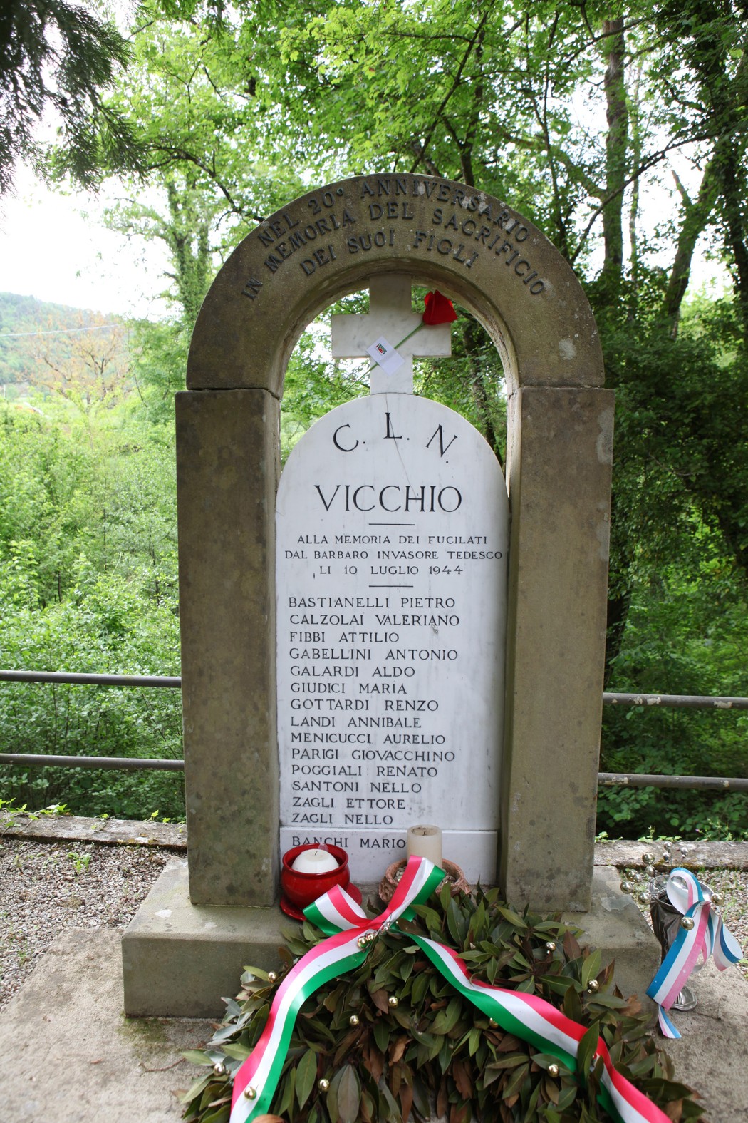 Monumento di Padulivo, dedicato alla memoria dei partigiani, con iscrizioni commemorative e decorazioni floreali.