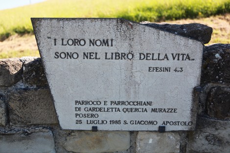 Monumento commemorativo per le vittime del massacro di Monte Sole, un tributo alla memoria e alla resistenza.