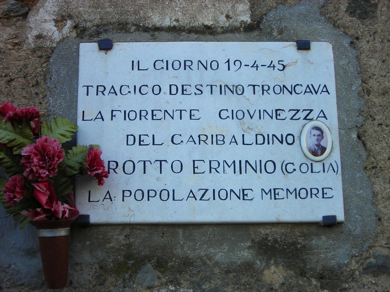 Lapide commemorativa dedicata a Perotto Erminio, giovane carabiniere, in memoria del suo sacrificio.
