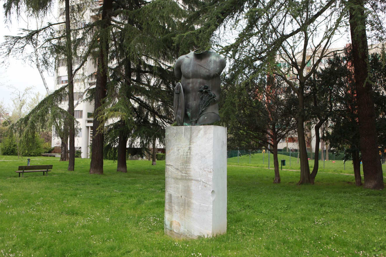 Monumento ad Anders, scultura torrenziale su piedistallo, immersa in un verde parco con alberi.