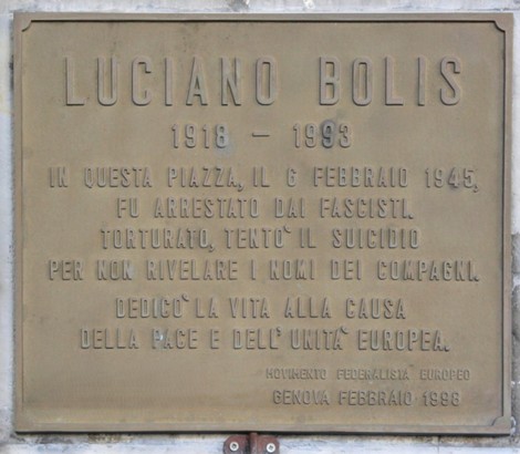 Targa commemorativa a Luciano Bolis, attivista arrestato nel 1945, situata in una piazza.