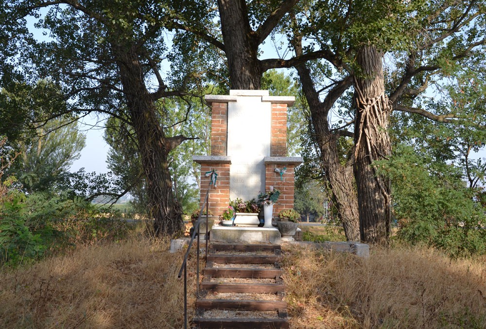 Monumento agli Orsini, Fiammenghi e Calderoni, immerso nella natura, circondato da alberi e vegetazione.