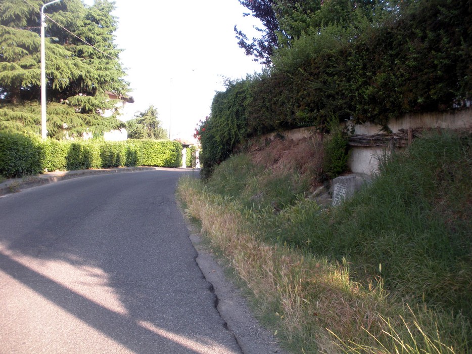 Immagine della lapide dedicata a Achilli, Bellinzona, Busoni e Capitelli in un contesto tranquillo.