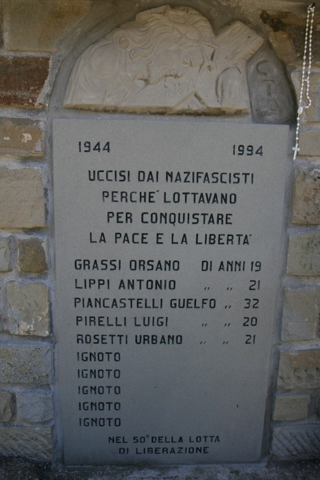 Tabernacolo di Valdonetto: monumento commemorativo ai caduti per la libertà, con iscrizioni di memoria storica.