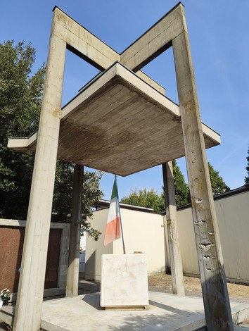 Sacrario dei Caduti di Gaggio, monumento commemorativo con bandiera italiana, circondato da un ambiente sereno.