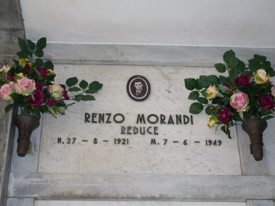 Sacrario dei Caduti a Rio Saliceto con omaggio floreale a Renzo Morandi, reduce della Seconda Guerra Mondiale.