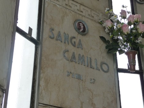 Sacrario ai caduti partigiani, con decorazioni floreali e una targa commemorativa.