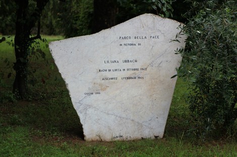 Monumento a Urbach, dedicato a Liliana Urbach, situato nel Parco della Pace. Commemorazione della sua memoria.