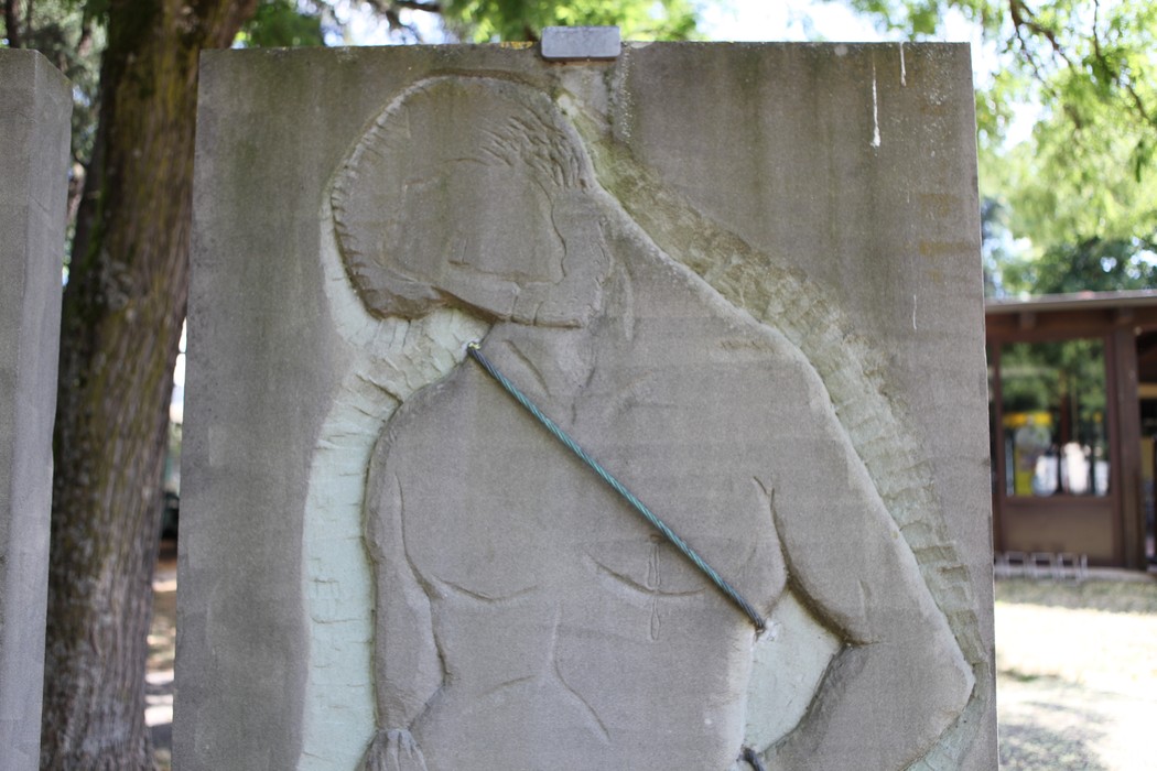 Monumento ai Martiri del Panaro, scultura raffigurante una figura umana in modo stilizzato.