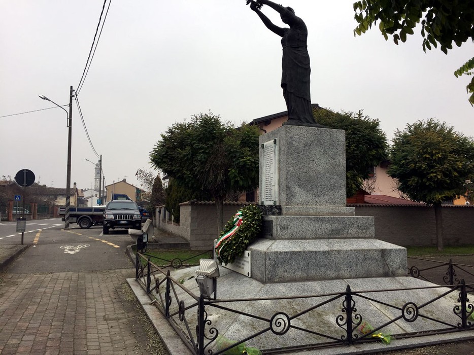 Monumento ai caduti di Alagna, dedicato ai soldati che hanno perso la vita in guerra, circondato da un'atmosfera commemorativa.