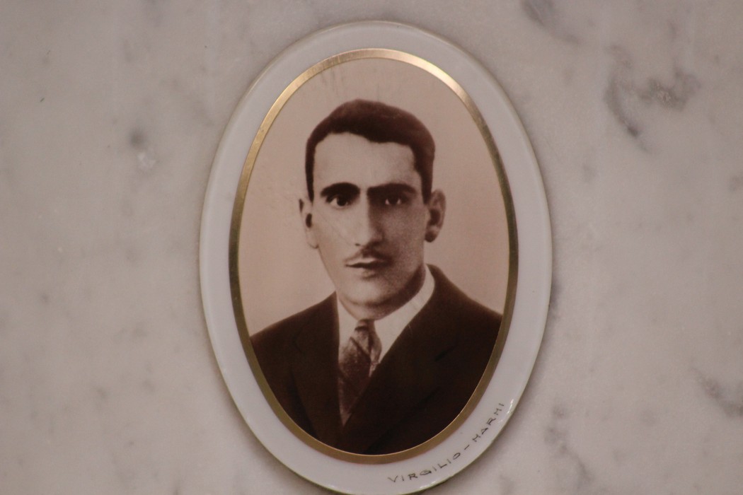 Il "Sacrario dei caduti per la Liberazione" con ritratti dei caduti in memoria e rispetto.