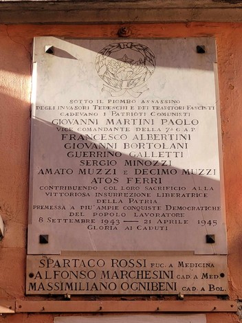 Lapide commemorativa ai partigiani di via del Pratello, in memoria del sacrificio per la libertà.