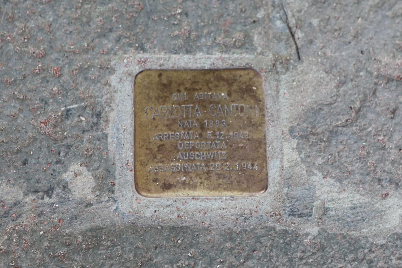 Pietra d'inciampo commemorativa dedicata a Casottita Candi, vittima dell'Olocausto.