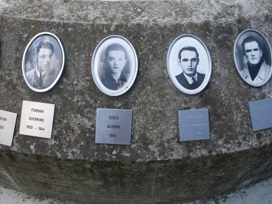 Monumento alla Pace e alla Libertà, dedicato ai caduti per la libertà, con ritratti in memoria delle vittime.
