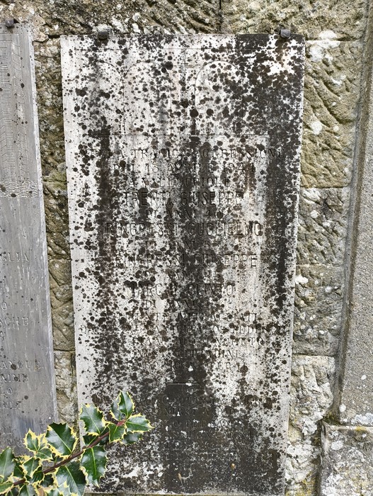 Sepolcri delle vittime di Giuncheto, monumento commemorativo con segnali di usura e solenne ricordo.