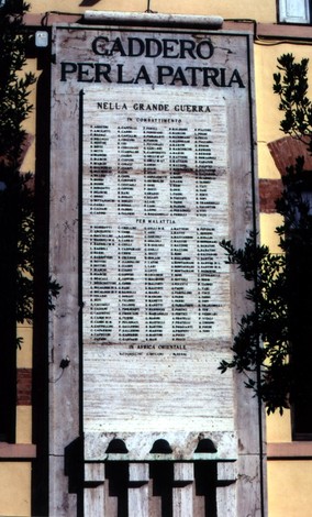 Lapidi commemorative in memoria dei caduti nella grande guerra, situate in un contesto storico.
