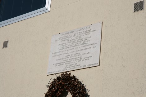 Lapide commemorativa dedicata ai caduti della Nuova Pignone, a ricordo del sacrificio e della resistenza.