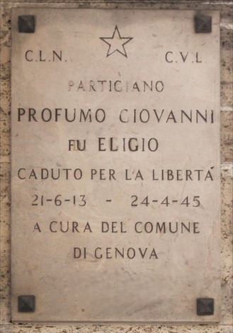 Lapide dedicata a Profumo Giovanni, partigiano caduto per la libertà, con date significative e cura del comune di Genova.
