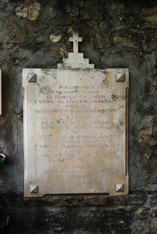 Lapidi commemorative di Azzolini, Bremi e Bianchi, incise su pietra con croce, in un contesto storico.