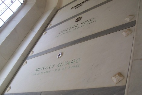 Dettaglio della Cappella dei Caduti di Istia d'Ombrone con loculi commemorativi.