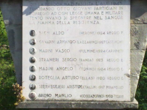 Monumento commemorativo dedicato ai partigiani caduti, con nomi incisi in memoria della Resistenza.