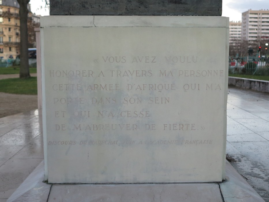 Statua commemorativa con iscrizione dedicata all'armata d'Africa e al suo valoroso contributo.