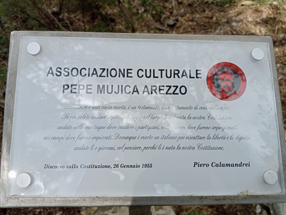 Cippo commemorativo con iscrizione dedicata all'Associazione Culturale Pepe Mujica, situato in un'area verde.
