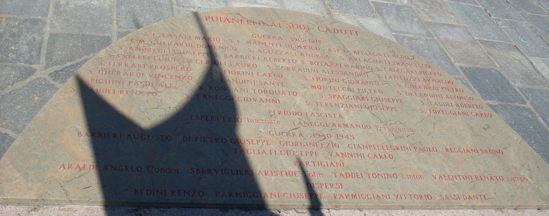 Monumento ai Caduti di Puianello, dedicato ai militari e civili perse in guerra, con nomi incisi in memoria.