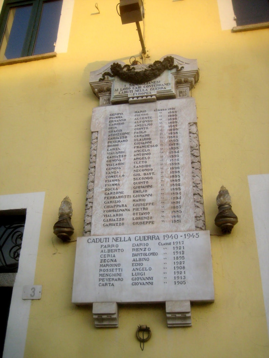 Lapide commemorativa ai caduti di Sandigliano durante le guerre 1915-1918 e 1940-1945, situata su un muro.