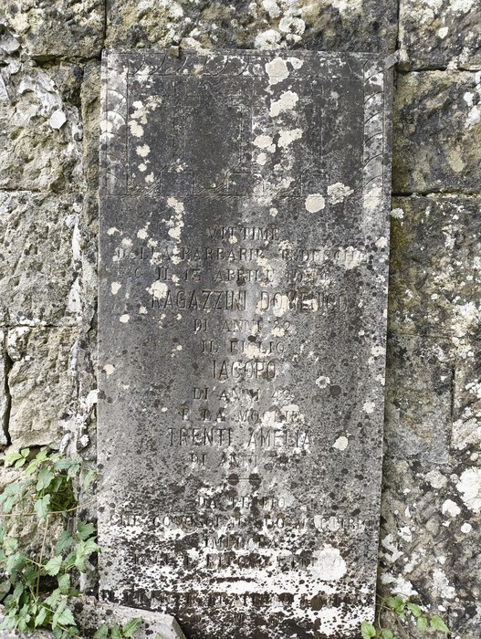 Sepolcri delle vittime dell'eccidio di Vallucciole, monumento alla memoria e al sacrificio.
