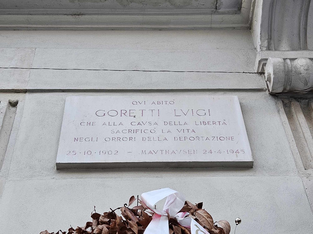 Lapide commemorativa di Goretti, dedicata al sacrificio di chi ha combattuto per la libertà nel periodo delle deportazioni.