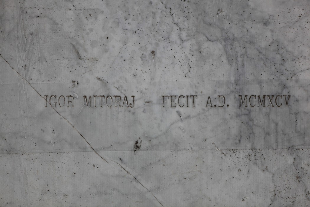 Monumento ad Anders, un'opera di Igor Mitoraj, scolpita in marmo con dettagli artistici.