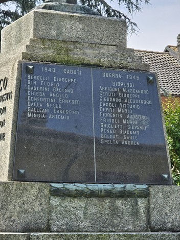 Monumento ai Caduti di Bertonico, commemorativo di chi ha servito, con nomi incisi in pietra.