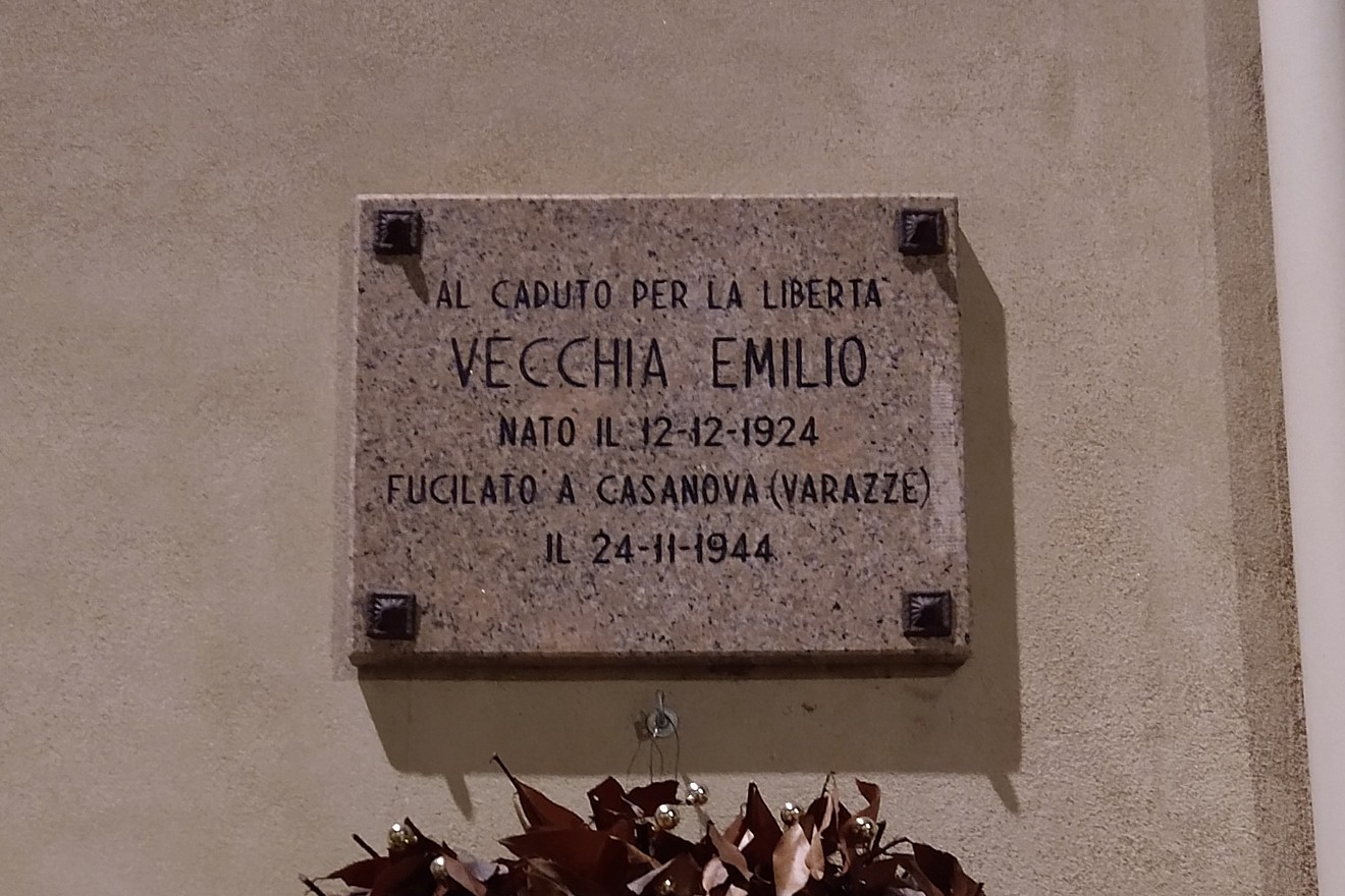 Lapide commemorativa dedicata a Emilio Vecchia, caduto per la libertà il 24 novembre 1944.