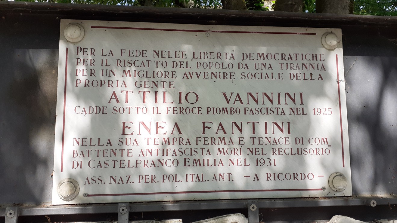 Lapide commemorativa dedicata a Attilio Vannini ed Enea Fantini, caduti per la libertà antifascista.