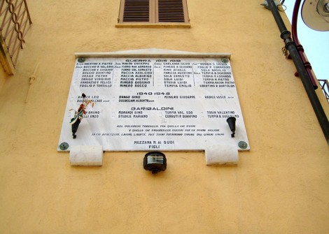 Lapide commemorativa ai caduti di Mezzana, in ricordo dei sacrifici durante la guerra.