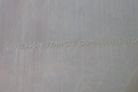 Dettaglio del Monumento alla Resistenza, con incisa una frase evocativa sulla memoria storica.