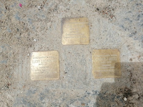 Pietre d'inciampo dedicate a Lucio Lacagnina, Pernaci e Rizzo, commemorano le vittime della persecuzione.