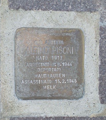 Pietra d'inciampo commemorativa nel Giardino della Memoria, dedicata a un deportato.