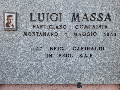 Lapide commemorativa di Luigi Massa, partigiano comunista, situata a Montanaro, risalente al 1 maggio 1945.